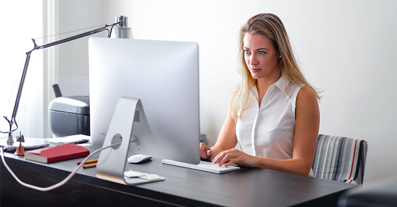 Eine Frau am Computer im Bro