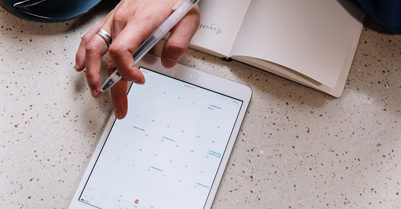 Ein Tablet auf dem der Kalender geffnet ist