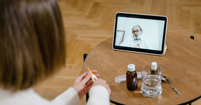 Eine Patientin im Videoanruf mit ihrem Arzt