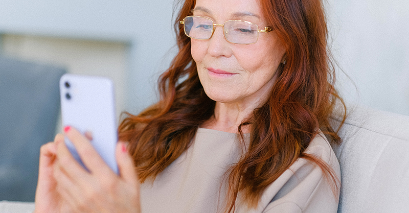 Eine Frau am Smartphone